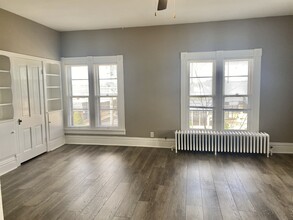 207 Washington St, Unit 2 in Woodstock, IL - Foto de edificio - Building Photo