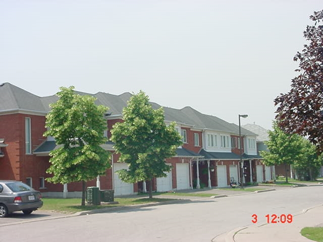 Marigold Court in Whitby, ON - Building Photo