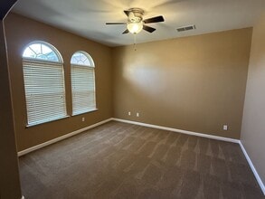 579 N Morningside Dr in Dinuba, CA - Foto de edificio - Building Photo