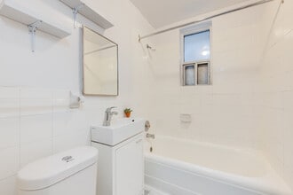 1592 Bathurst Street in Toronto, ON - Building Photo - Building Photo