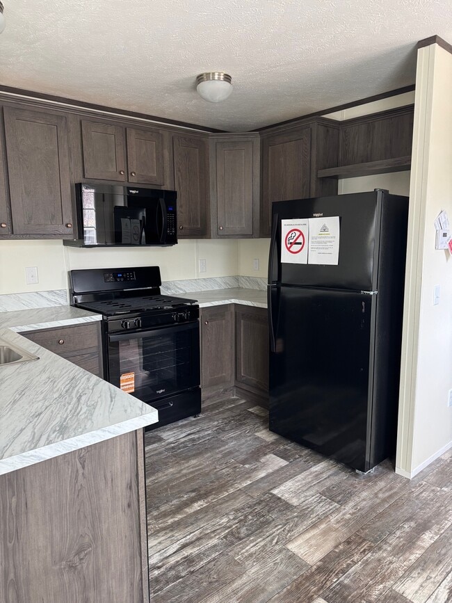 7 Saratoga Dr in Halfmoon, NY - Foto de edificio - Building Photo