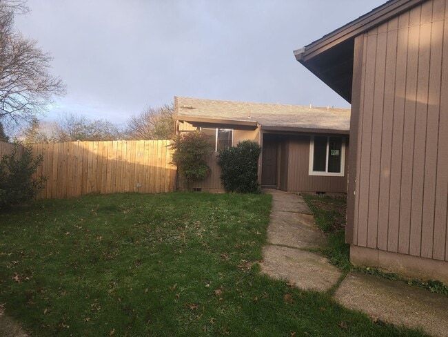 903 Filbert Ct in Newberg, OR - Building Photo - Building Photo