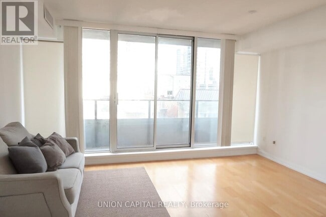 111 Elizabeth St in Toronto, ON - Building Photo - Building Photo