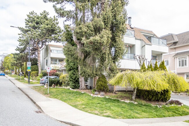 410 Mahon Av in North Vancouver, BC - Building Photo - Building Photo