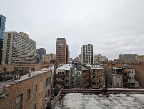 429 W Wellington Ave, Unit 13A in Chicago, IL - Foto de edificio - Building Photo