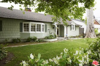 11146 Valley Spring Ln in Los Angeles, CA - Building Photo - Building Photo
