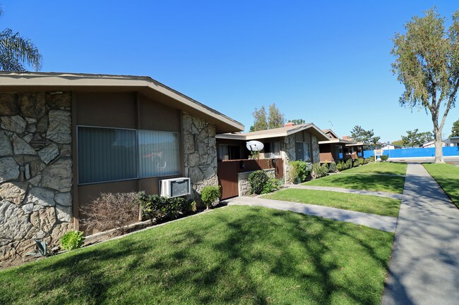 Garden Villas in Anaheim, CA - Building Photo - Building Photo