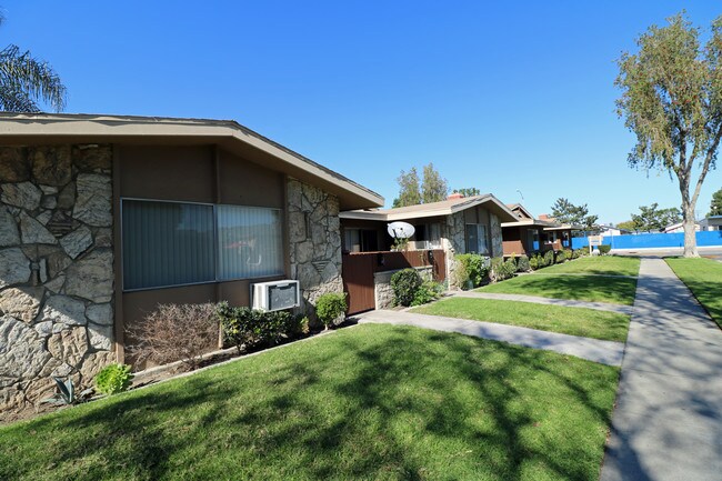 Garden Villas in Anaheim, CA - Foto de edificio - Building Photo