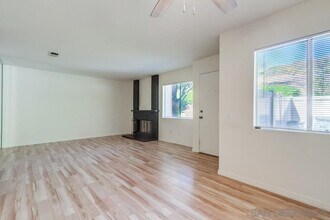 13654 Mulberry Tree Ct in Poway, CA - Foto de edificio - Building Photo