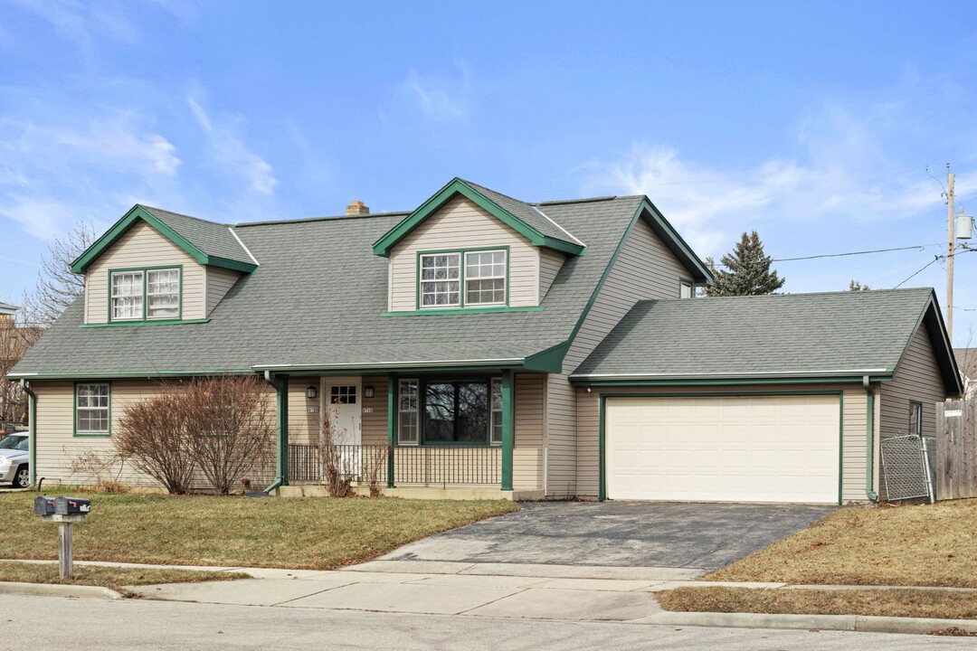 8718 Westbrook Dr in Sturtevant, WI - Building Photo