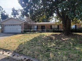 306 Elfen Glen St in Van Buren, AR - Building Photo