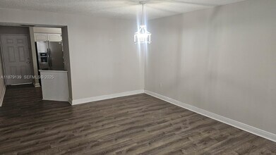 6115 NW 186th St in Hialeah, FL - Foto de edificio - Building Photo