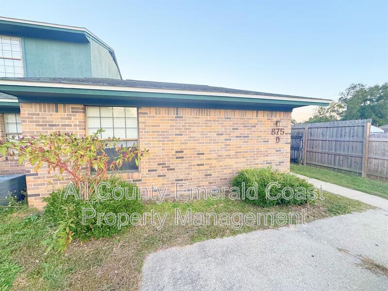 875 Fairview Dr in Fort Walton Beach, FL - Building Photo