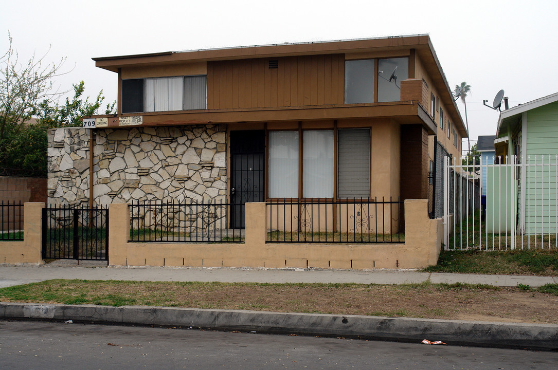 709 S Flower St in Inglewood, CA - Building Photo