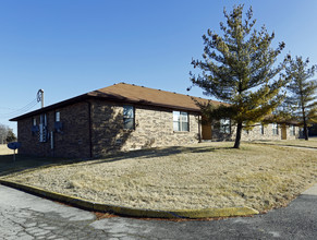 819 N Cedarbrook Ave in Springfield, MO - Foto de edificio - Building Photo