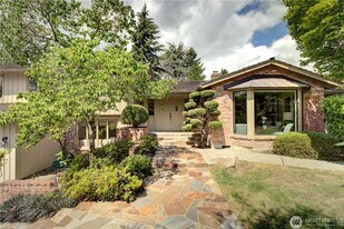 9020 NE 34th St in Yarrow Point, WA - Building Photo