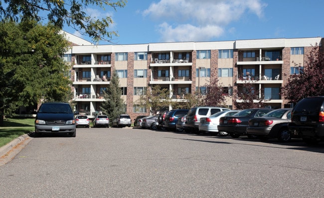 Apple Valley Villa in St. Paul, MN - Foto de edificio - Building Photo