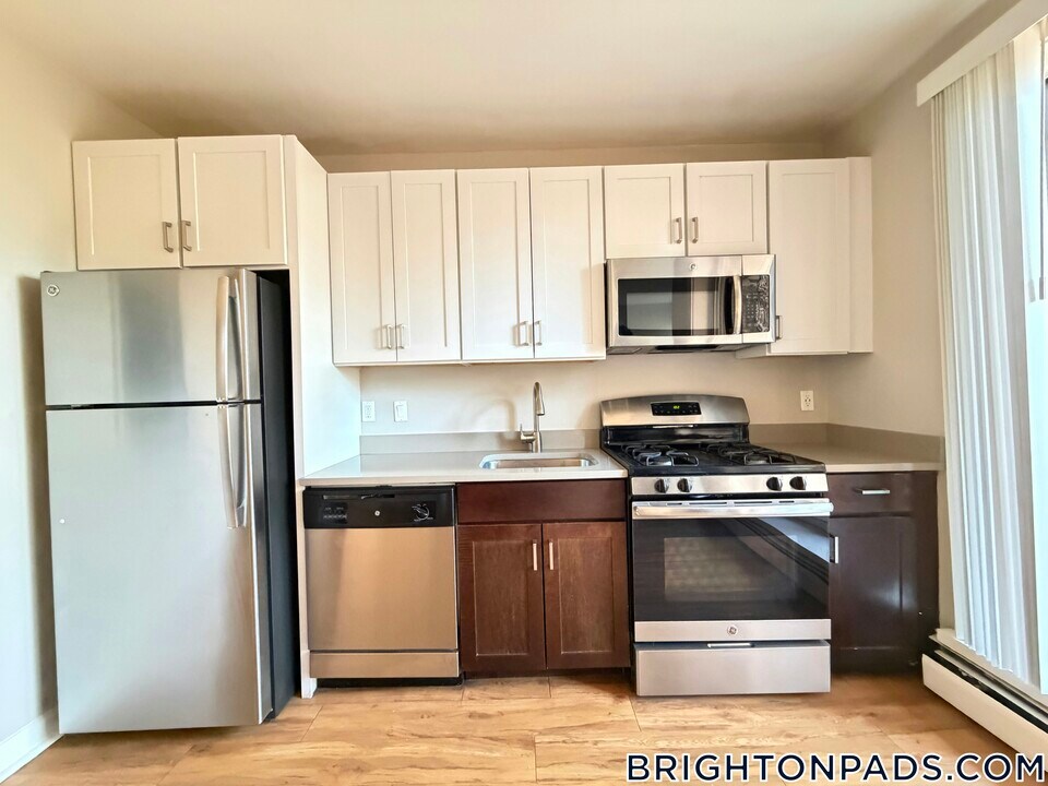 9 Bronsdon St in Boston, MA - Building Photo