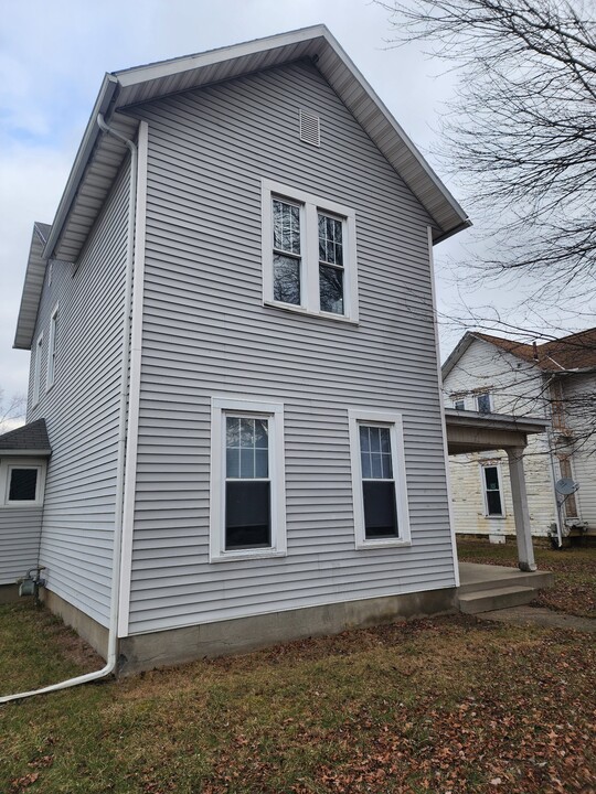 202 W Locust St in Newark, OH - Building Photo