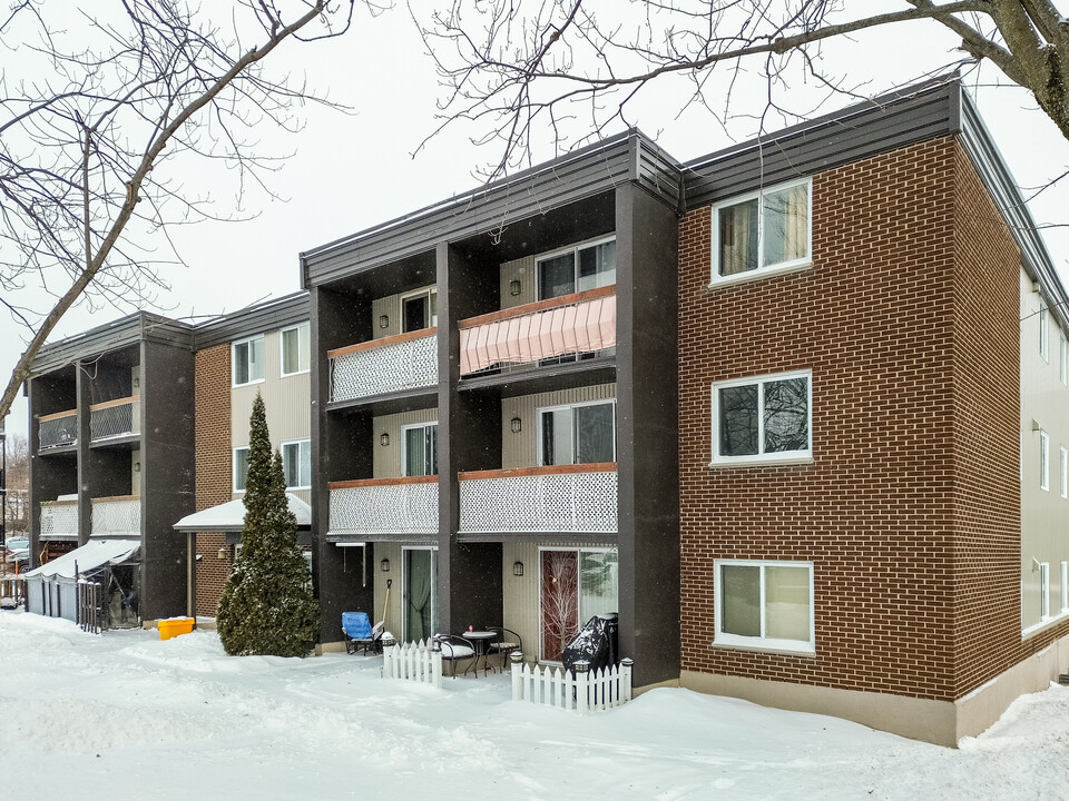 4712 D'argenteuil Pl in Québec, QC - Building Photo