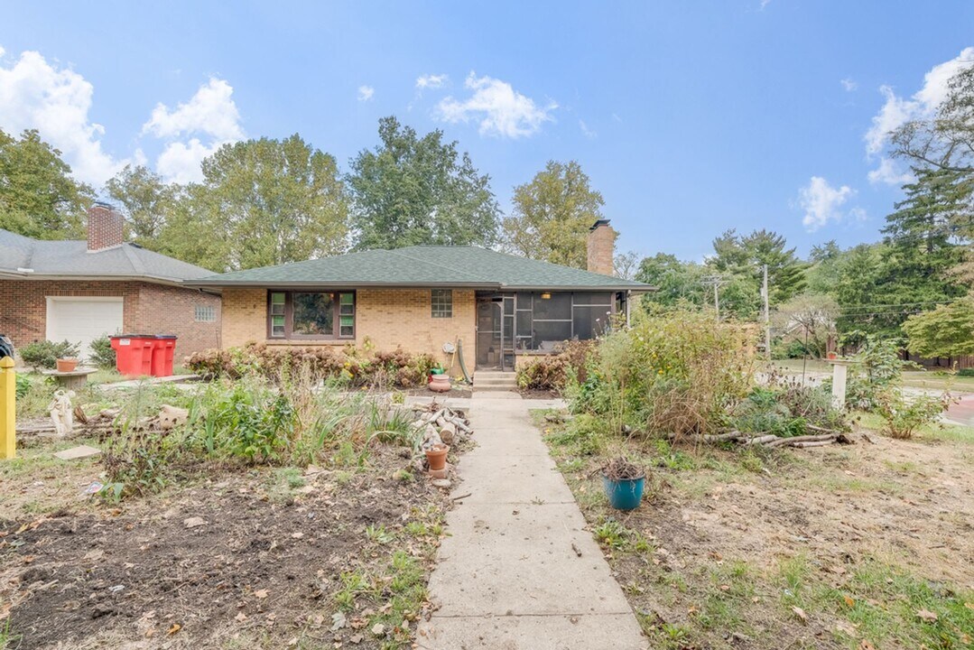 902 W Union St in Champaign, IL - Building Photo
