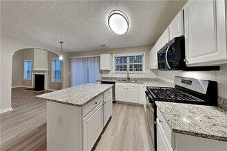 400 Manor Glen Dr in Suwanee, GA - Building Photo - Building Photo