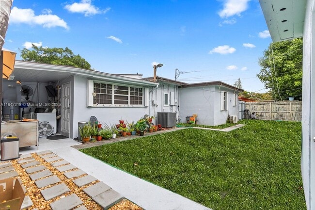 6840 SW 3rd St in Miami, FL - Building Photo - Building Photo