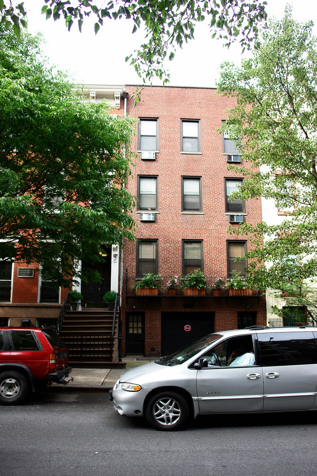 240 W 22nd St