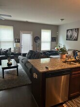 5914 Cassie Dr in Stonecrest, GA - Foto de edificio - Building Photo