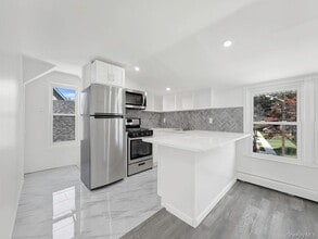 8 Winthrop St in Lynbrook, NY - Building Photo - Building Photo