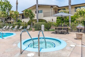 Las Brisas in Huntington Beach, CA - Building Photo - Building Photo