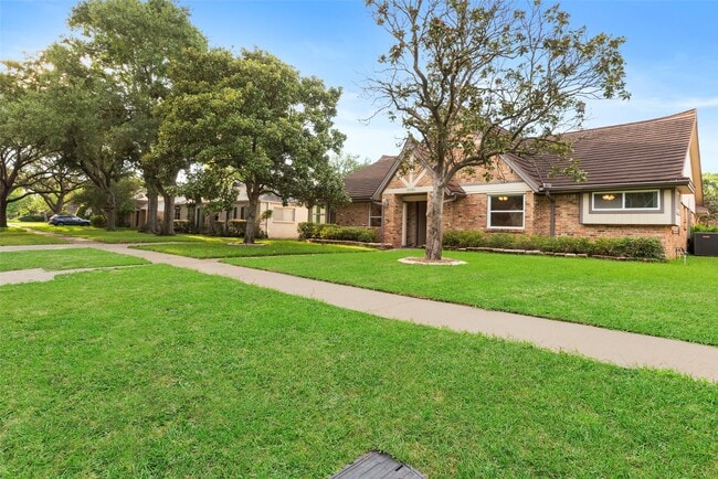 6030 Wigton Dr in Houston, TX - Building Photo - Building Photo