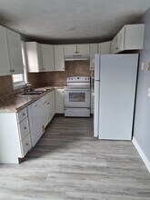 471 W Shore Rd in Warwick, RI - Building Photo - Building Photo