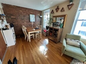 218 W 8th St, Unit 2 in Boston, MA - Building Photo - Building Photo