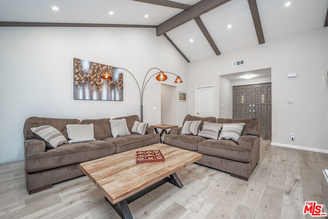 29846 Grandifloras Rd in Santa Clarita, CA - Building Photo