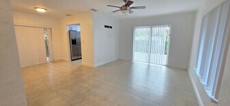 560 NE 19th Ave in Deerfield Beach, FL - Building Photo