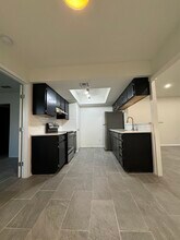 1220 Tartan Ln, Unit B in Austin, TX - Foto de edificio - Building Photo