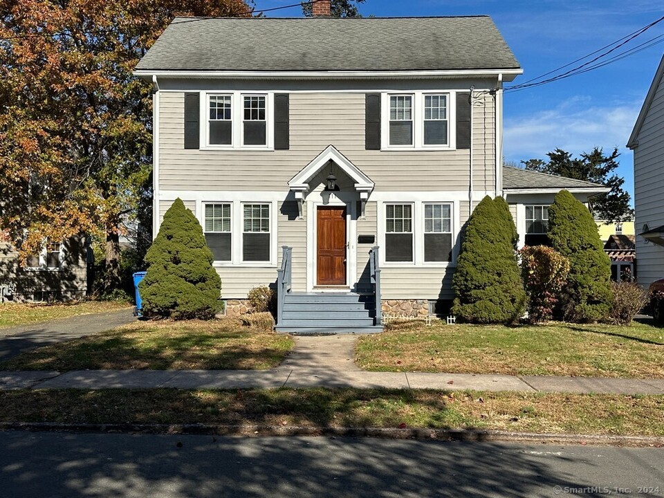 111 Russell St in Hamden, CT - Building Photo