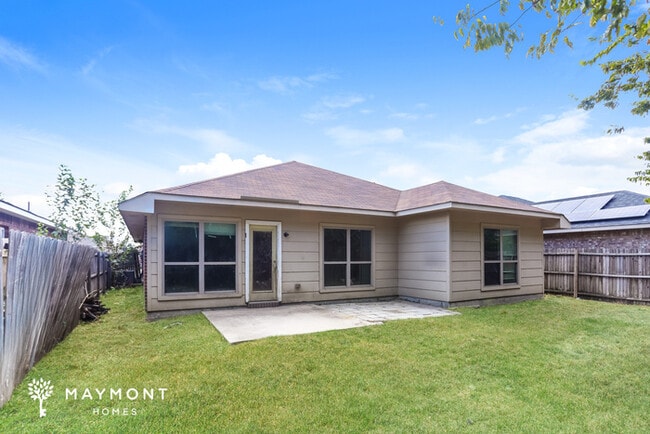3145 Royal Crest Dr in Fort Worth, TX - Building Photo - Building Photo