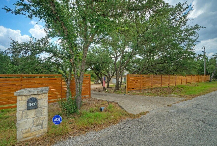 1021 Westland Ridge Rd in Dripping Springs, TX - Building Photo