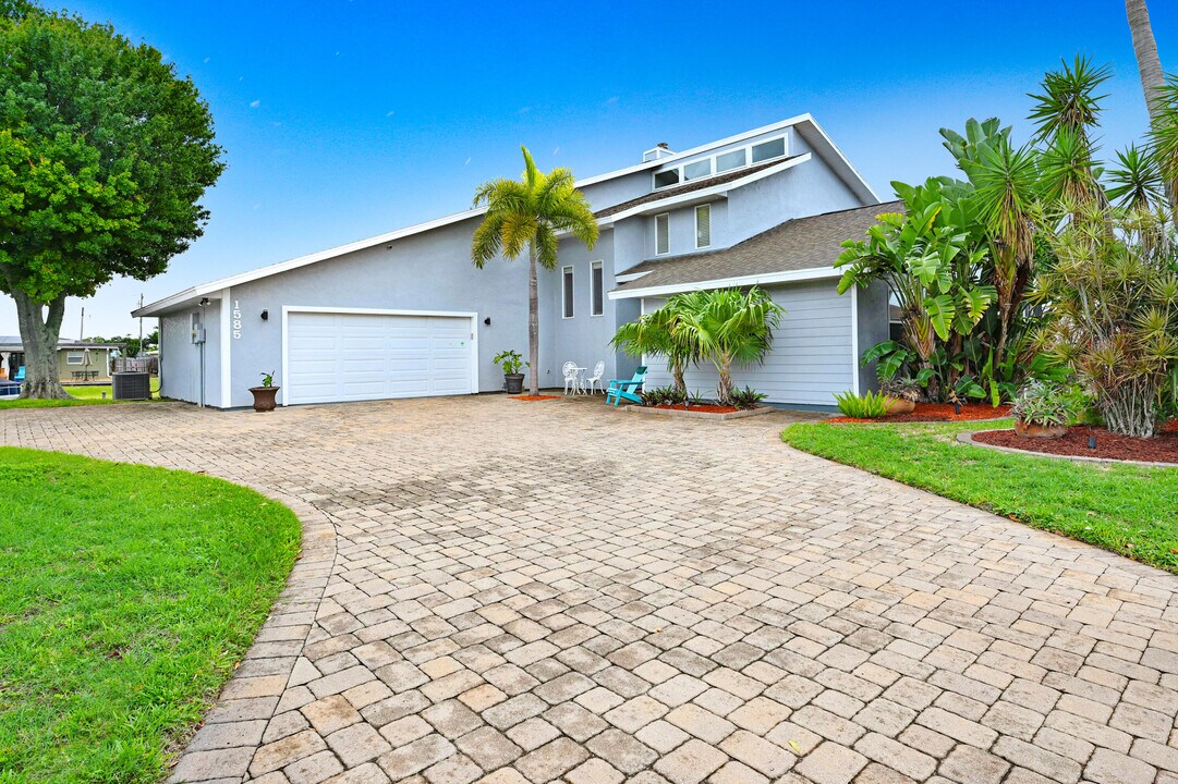 1585 Sykes Creek Dr in Merritt Island, FL - Building Photo