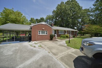 2505 Seaford Rd in Seaford, VA - Building Photo - Building Photo