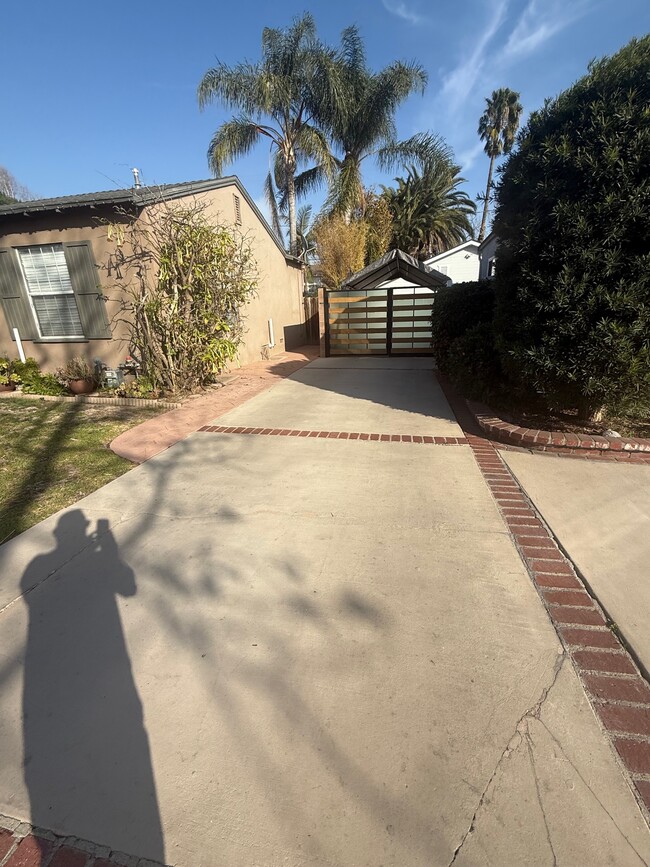 1302 N Keystone St in Burbank, CA - Foto de edificio - Building Photo