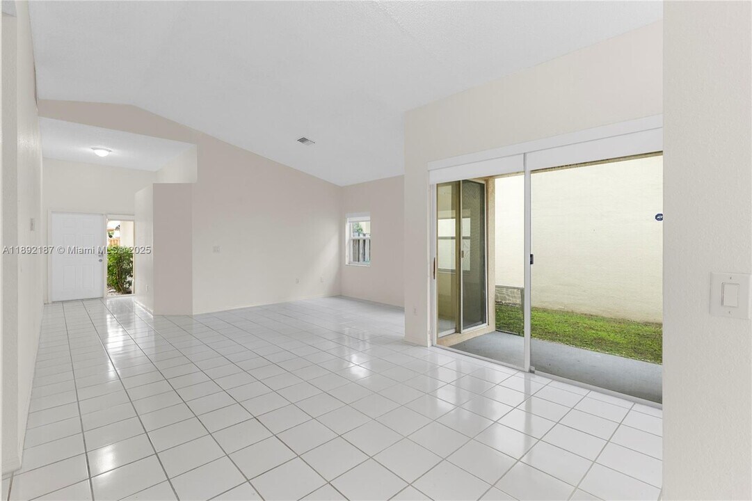 9934 NW 30th St in Doral, FL - Building Photo