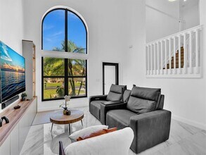 531 NW 207th Ave in Pembroke Pines, FL - Foto de edificio - Building Photo