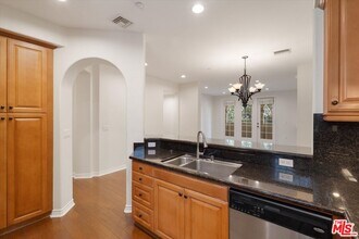 7101 Playa Vista Dr in Los Angeles, CA - Building Photo - Building Photo
