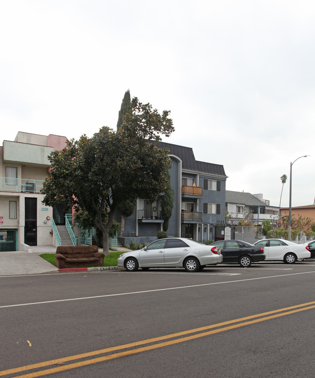 1722 Winona Blvd in Los Angeles, CA - Building Photo - Building Photo