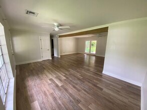 400 Corona Dr in Lafayette, LA - Foto de edificio - Building Photo