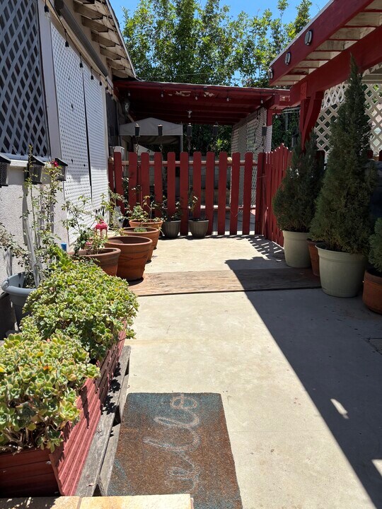 6327 Calvin Ave, Unit STUDIO in Tarzana, CA - Foto de edificio