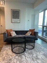 327 King St W in Toronto, ON - Building Photo - Building Photo